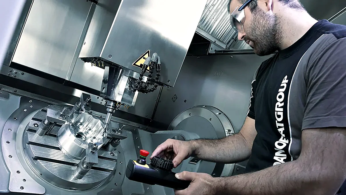 Operario preparando un centro de mecanizado CNC en el taller de Aerofly 360 Industrial